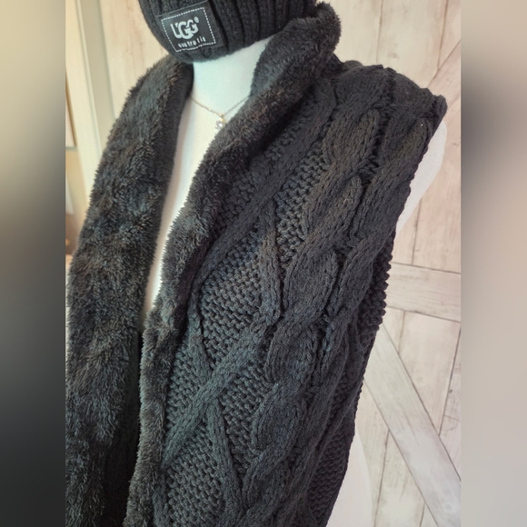 UGG Black Knit Beanie and Scarf Set - Picture 6 of 7